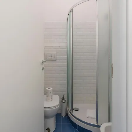 Ihost - Adige 17 Milán